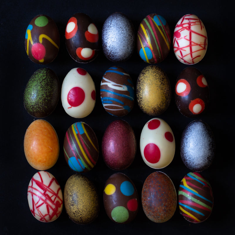 Assorted chocolate hand painted Easter eggs (bag of 8 eggs/120 grams)